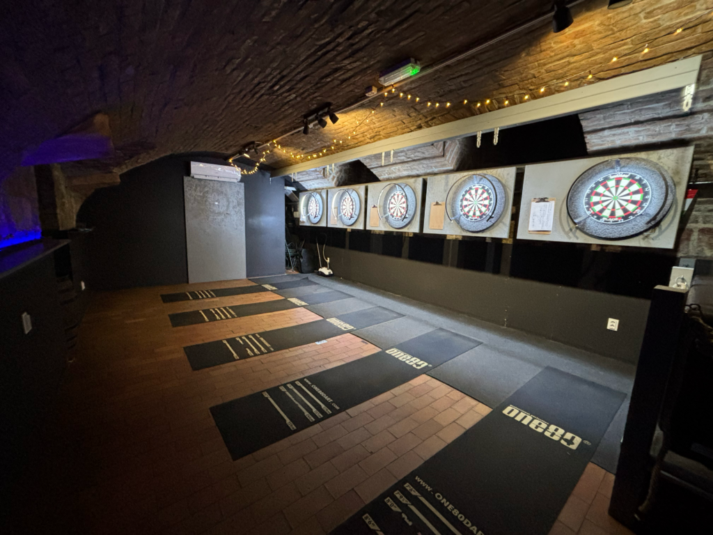 Öt professzionális steel darts pálya a The Black Door Darts & Sport Bar hangulatos, boltíves belső terében Budapest belvárosában.